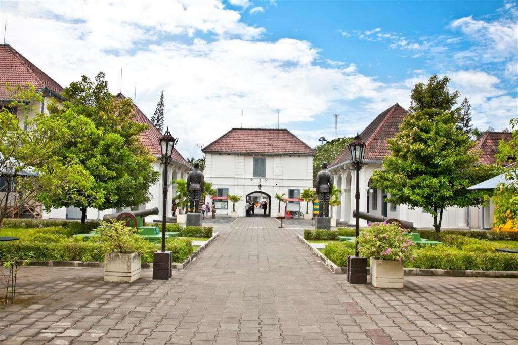 Oyo 91686 Triple S Hotel Malioboro Yogyakarta Exterior photo